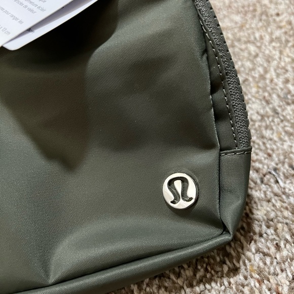 NWT Lululemon Everywhere Belt Bag “Grey Sage” - Picture 3 of 11
